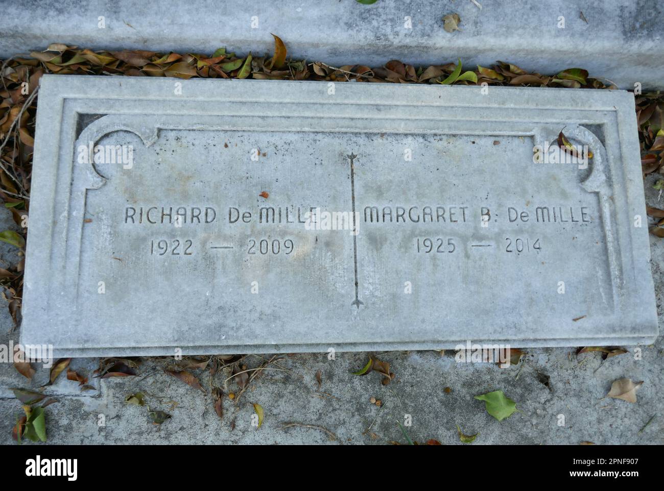 Los Angeles, Kalifornien, USA 16. April 2023 Richard DeMille und Margaret DeMille Graves und Direktor/Produzent Cecil B. DeMille Grave/Mausoleum in Garden of Legends auf dem Hollywood Forever Cemetery am 16. April 2023 in Los Angeles, Kalifornien, USA. Foto: Barry King/Alamy Stock Photo Stockfoto