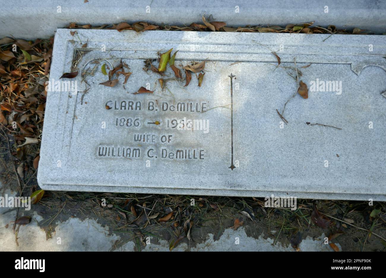 Los Angeles, Kalifornien, USA 16. April 2023 Clara DeMille Grave und Director/Producer Cecil B. DeMille Grave/Mausoleum im Garden of Legends auf dem Hollywood Forever Cemetery am 16. April 2023 in Los Angeles, Kalifornien, USA. Foto: Barry King/Alamy Stock Photo Stockfoto