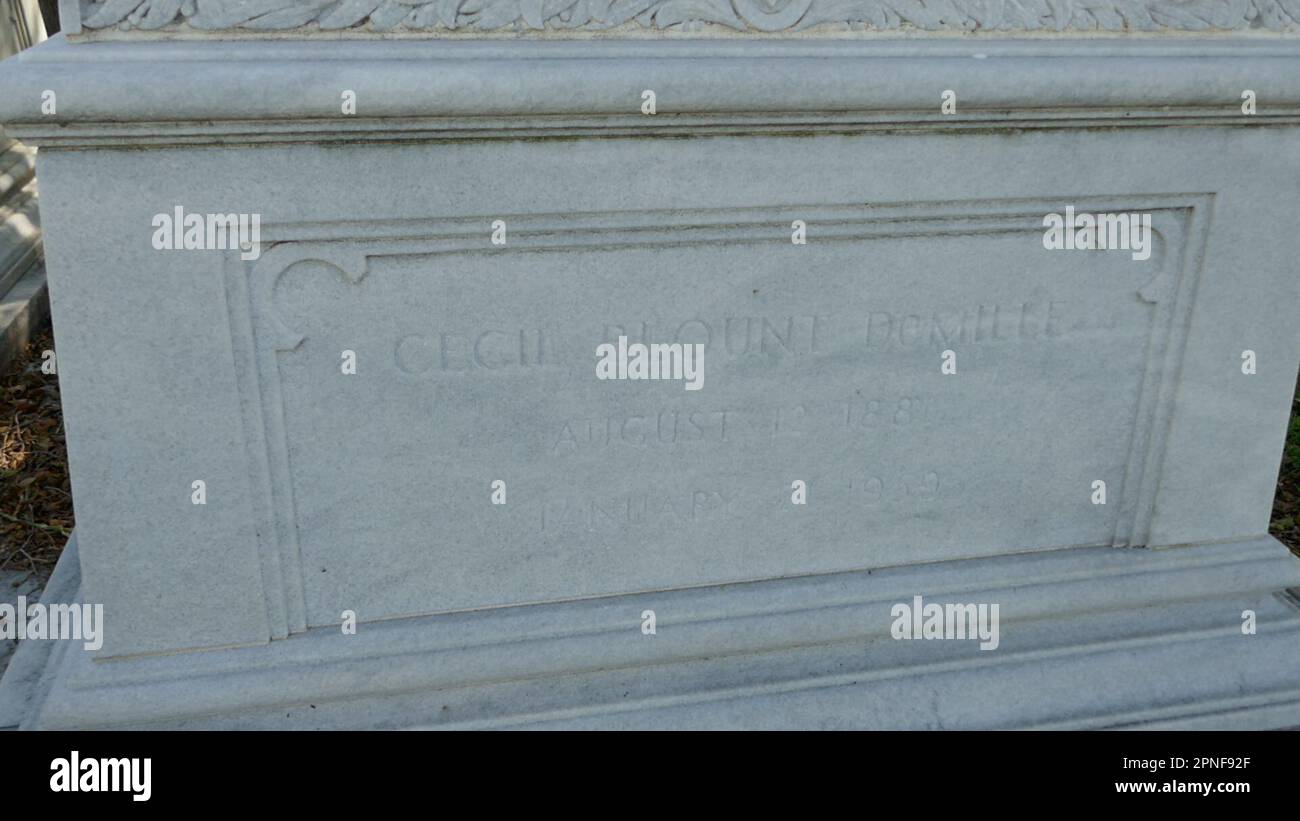 Los Angeles, Kalifornien, USA 16. April 2023 Regisseur/Produzent Cecil B. DeMille Grave/Mausoleum in Garden of Legends auf dem Hollywood Forever Cemetery am 16. April 2023 in Los Angeles, Kalifornien, USA. Foto: Barry King/Alamy Stock Photo Stockfoto