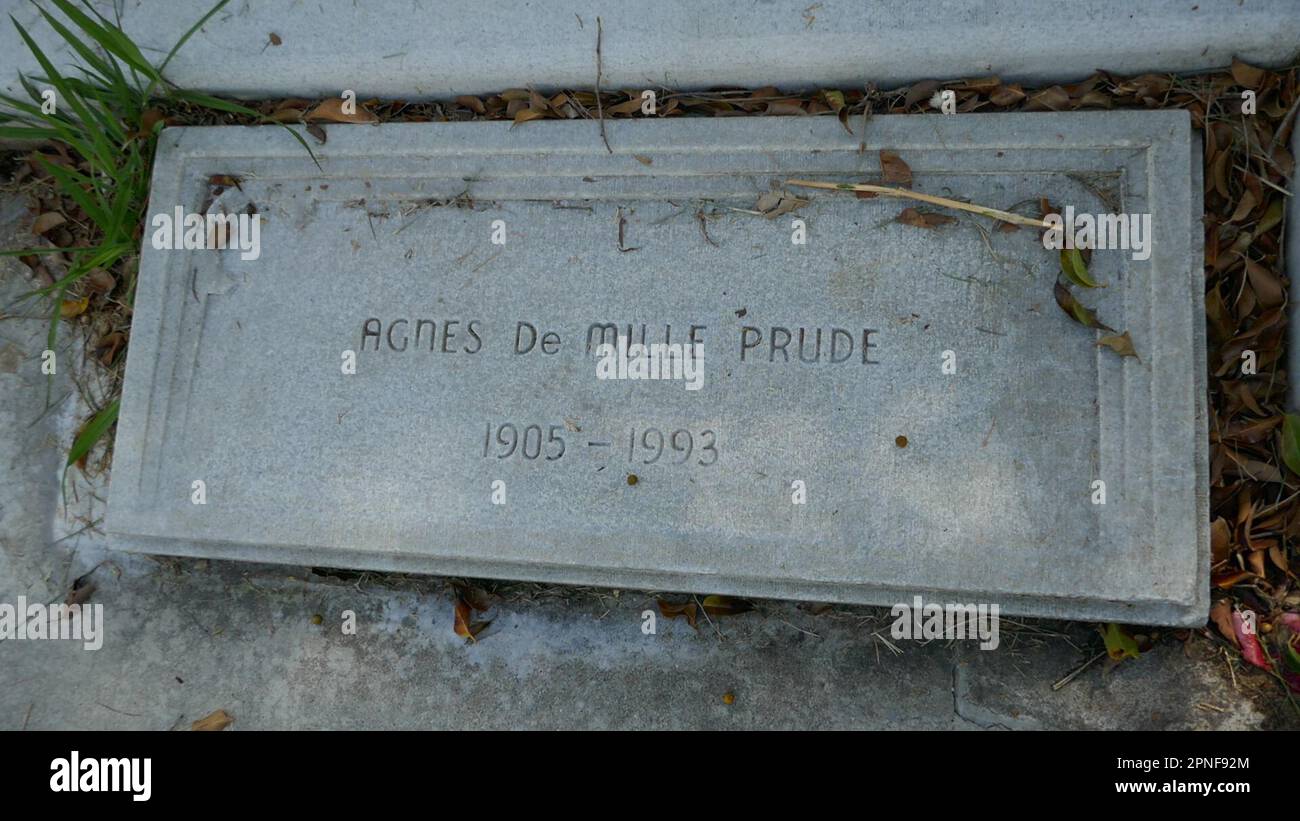 Los Angeles, Kalifornien, USA 16. April 2023 Agnes DeMille Grave und Direktor/Produzent Cecil B. DeMille Grave/Mausoleum im Garden of Legends auf dem Hollywood Forever Cemetery am 16. April 2023 in Los Angeles, Kalifornien, USA. Foto: Barry King/Alamy Stock Photo Stockfoto