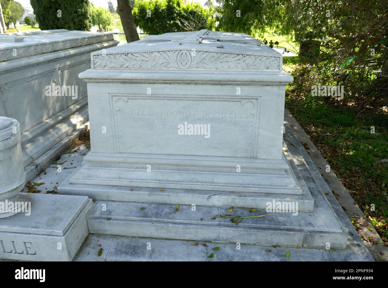 Los Angeles, Kalifornien, USA 16. April 2023 Regisseur/Produzent Cecil B. DeMille Grave/Mausoleum in Garden of Legends auf dem Hollywood Forever Cemetery am 16. April 2023 in Los Angeles, Kalifornien, USA. Foto: Barry King/Alamy Stock Photo Stockfoto
