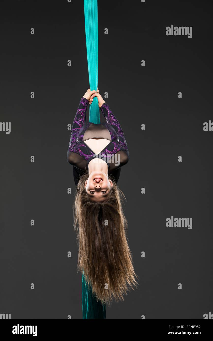 Teenager-Mädchen (14-15) beim Luftseidentraining Stockfoto