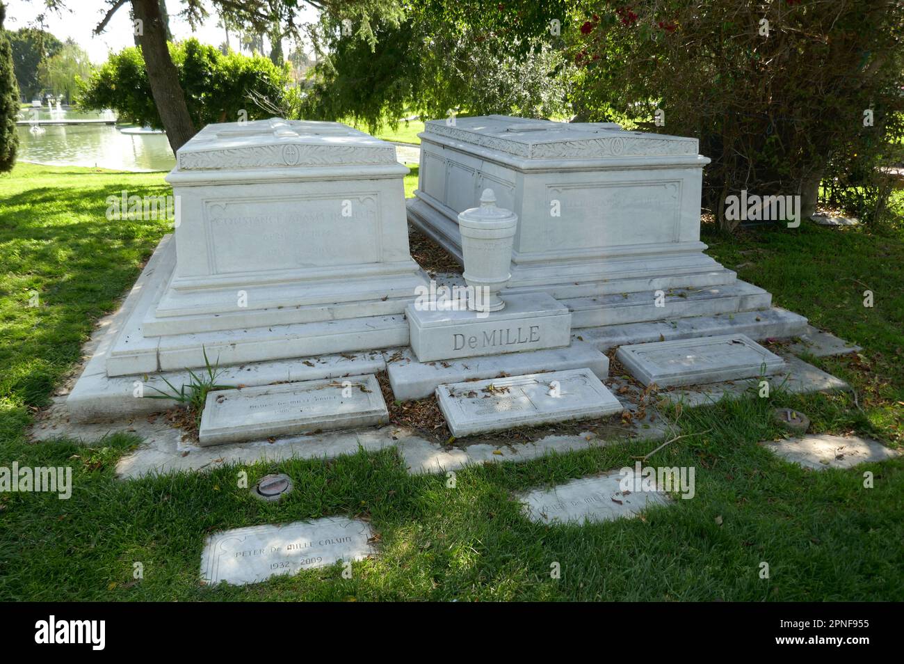 Los Angeles, Kalifornien, USA 16. April 2023 Regisseur/Produzent Cecil B. DeMille Grave/Mausoleum in Garden of Legends auf dem Hollywood Forever Cemetery am 16. April 2023 in Los Angeles, Kalifornien, USA. Foto: Barry King/Alamy Stock Photo Stockfoto