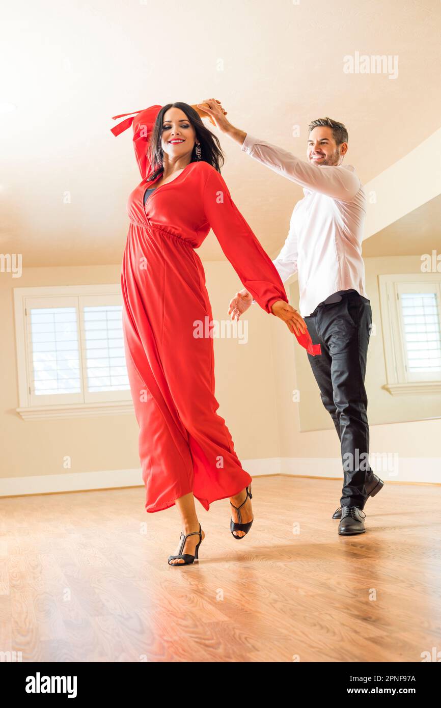 Ein Paar tanzt in einer leeren Wohnung Stockfoto