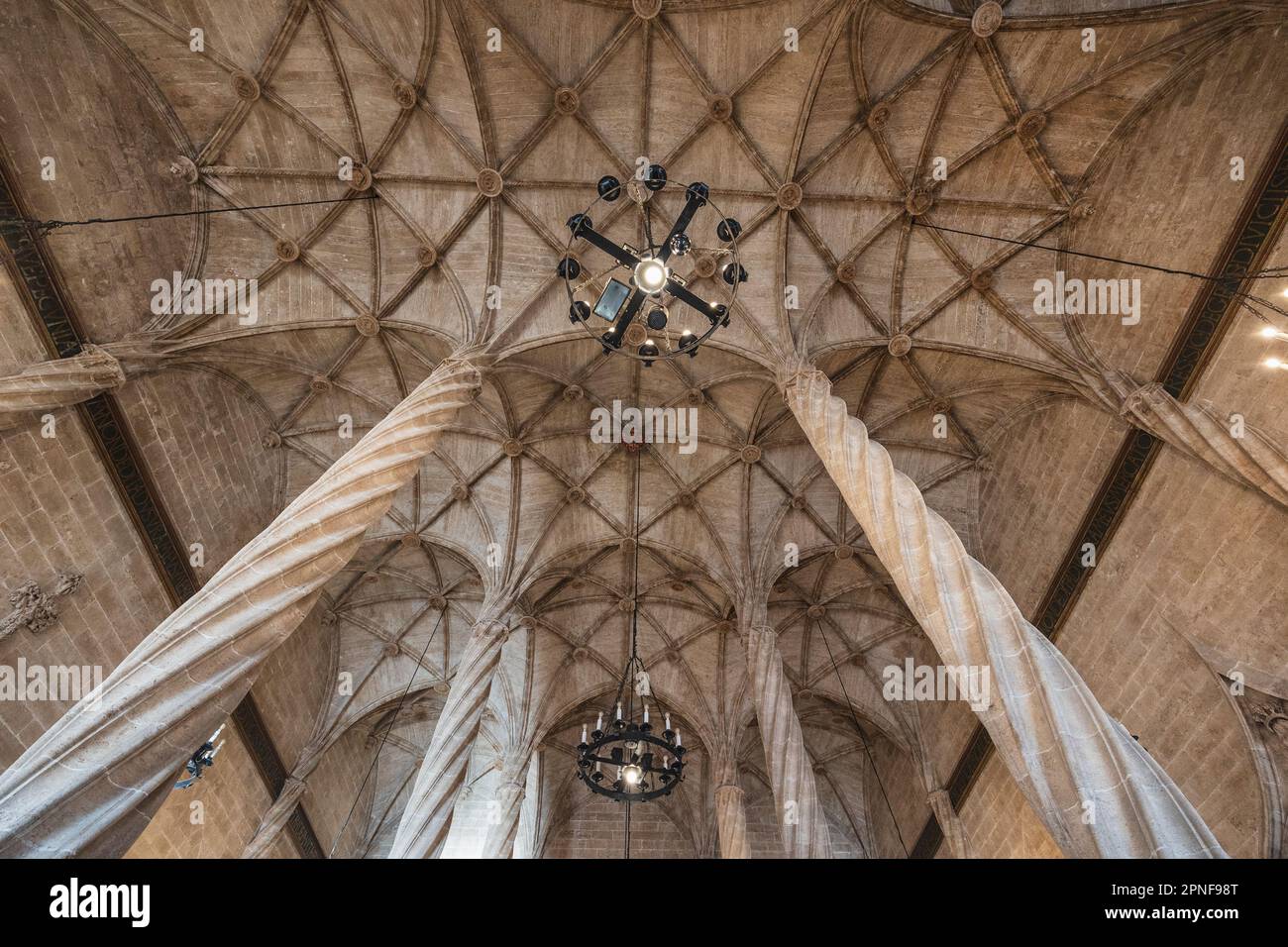Spanien, Lonja De La Seda, Flachblick auf Steingewölbe im alten Gebäude Stockfoto