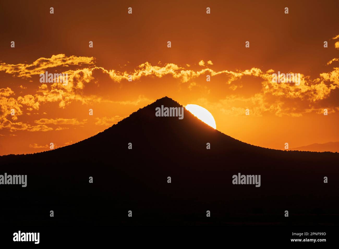 USA, New Mexico, Cerrillos, Silhouette des Berges bei Sonnenuntergang im Cerrillos State Park Stockfoto