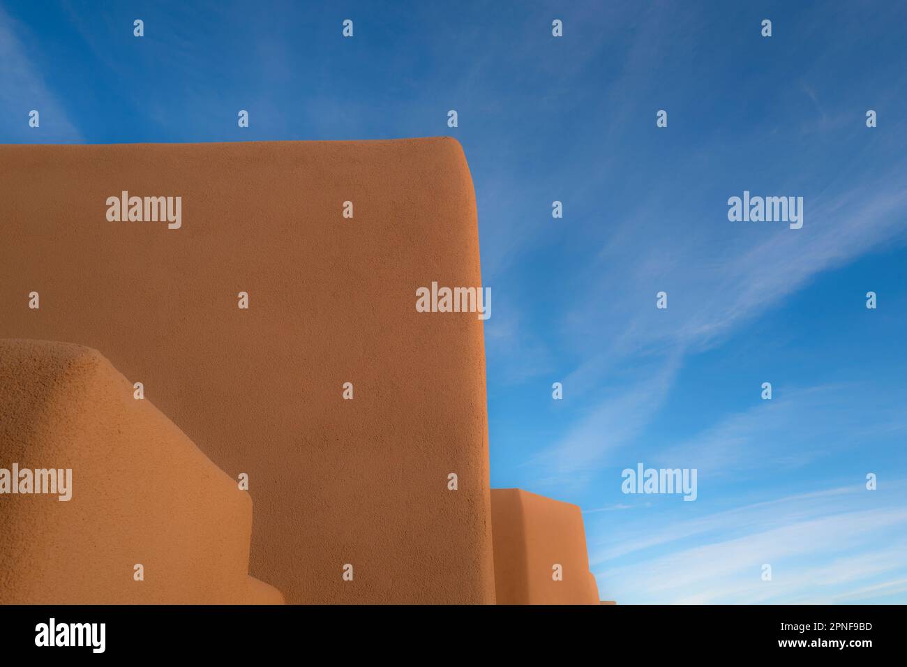 USA, New Mexico, Santa Fe, Mauern im Lehmziegelstil vor blauem Himmel Stockfoto