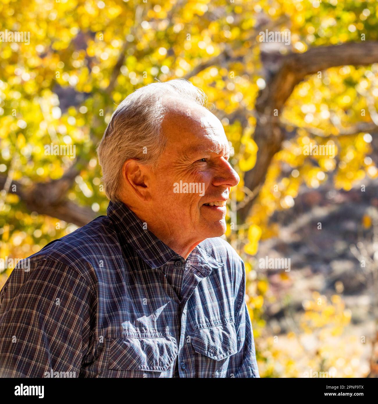 Ein älterer Mann, der im Zion-Nationalpark lächelt und posiert Stockfoto
