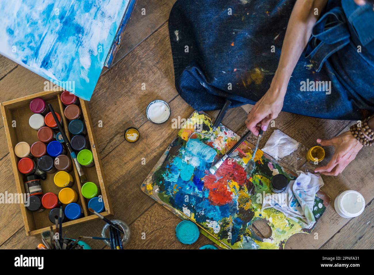 Aus einem großen Winkel betrachten Sie Pinsel, Pallete, Öle, Acryl und andere Elemente eines Malers. Kunstwerkstatt. Hintergrund. Stockfoto