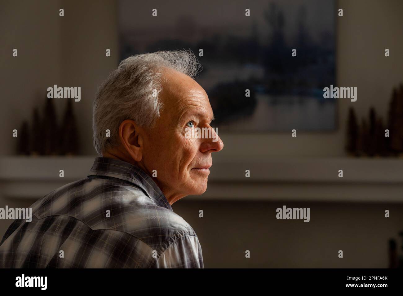 Profilansicht des Denkens älterer Menschen Stockfoto