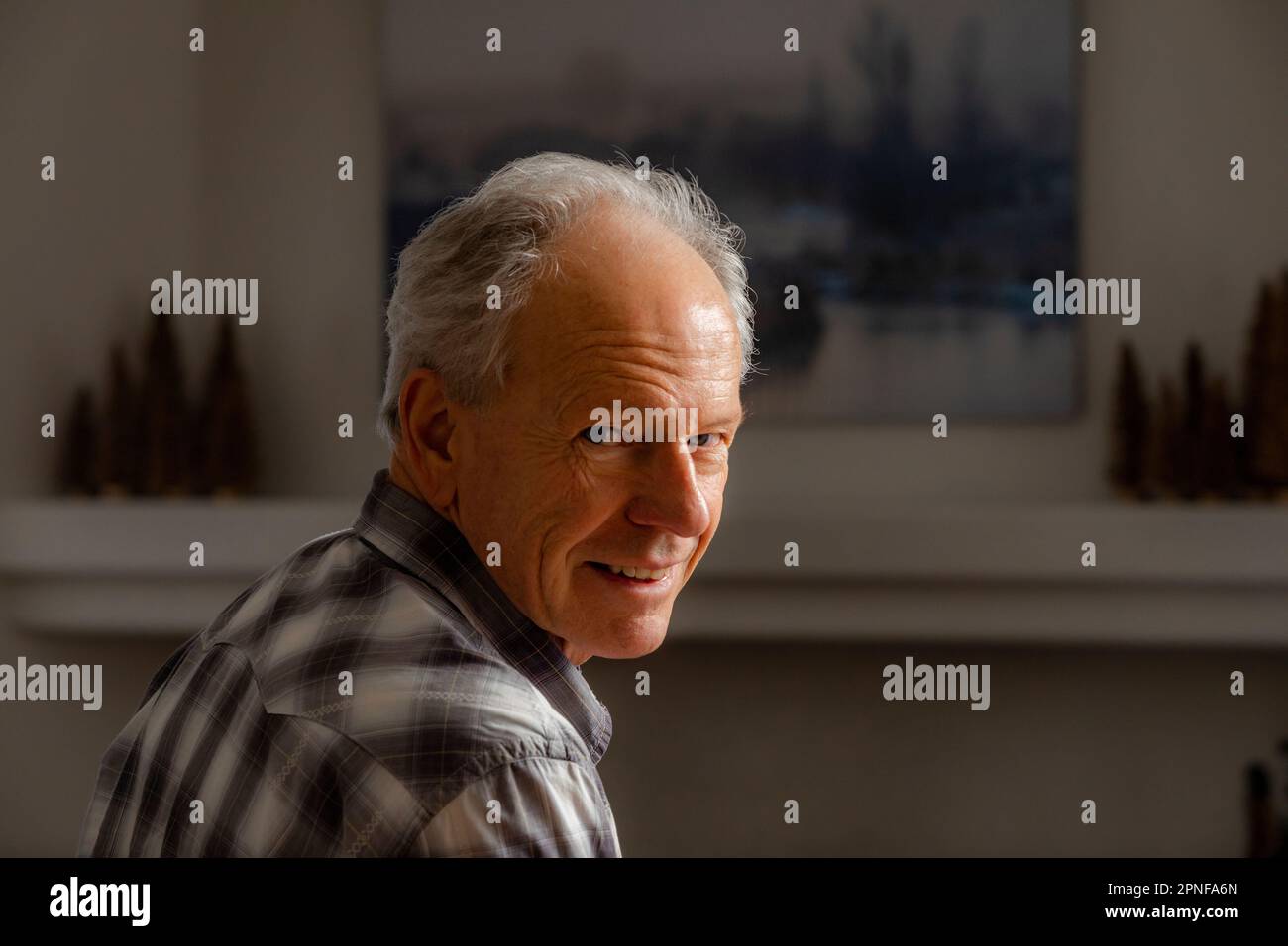 Portrait von älteren Mann lächelnd Stockfoto