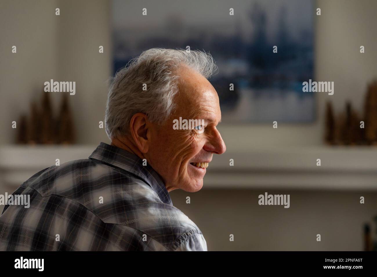 Profilansicht eines lächelnden Seniorenmannes Stockfoto