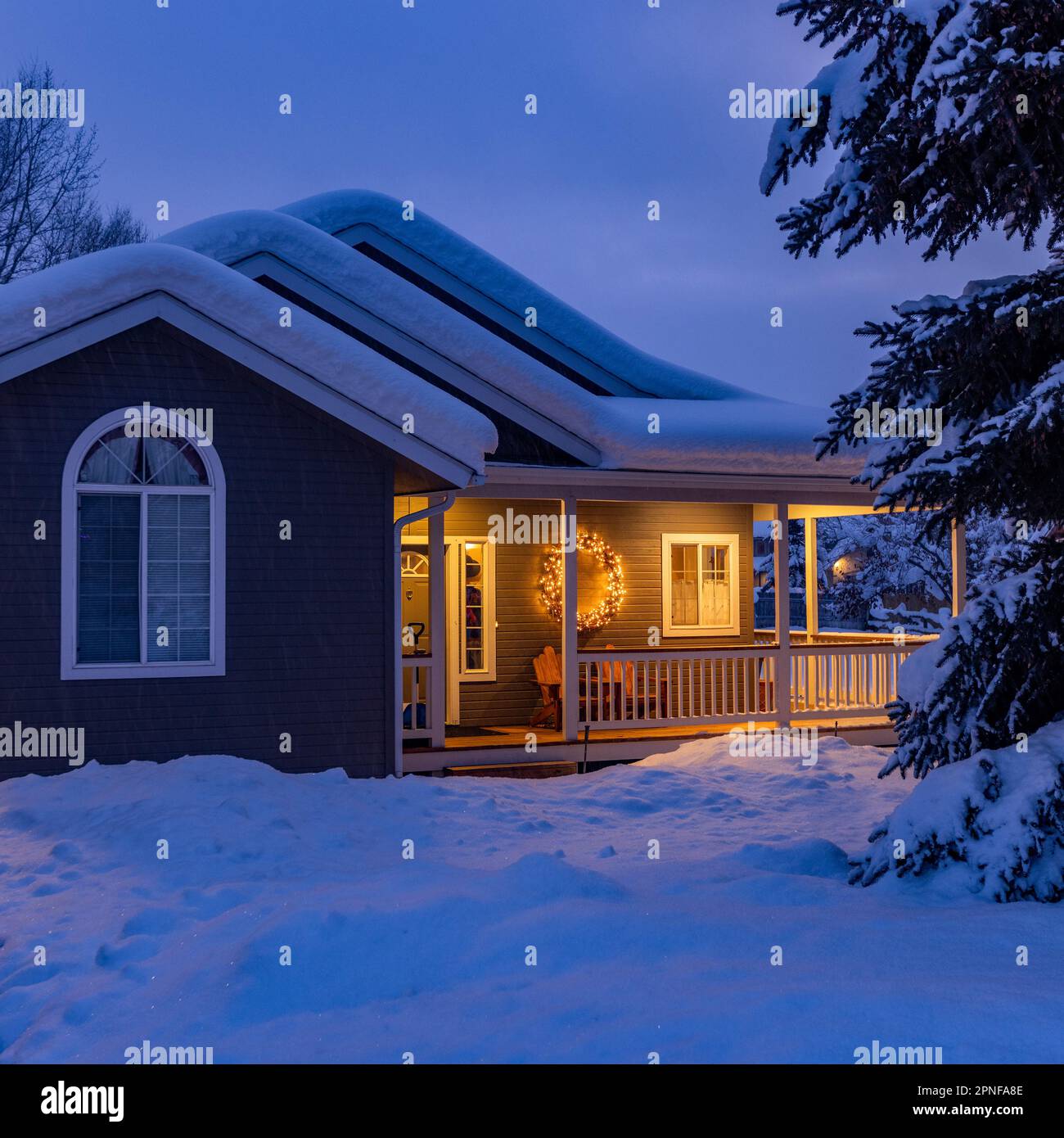 USA, Idaho, Bellevue, schneebedecktes Haus mit Verandalampen Stockfoto
