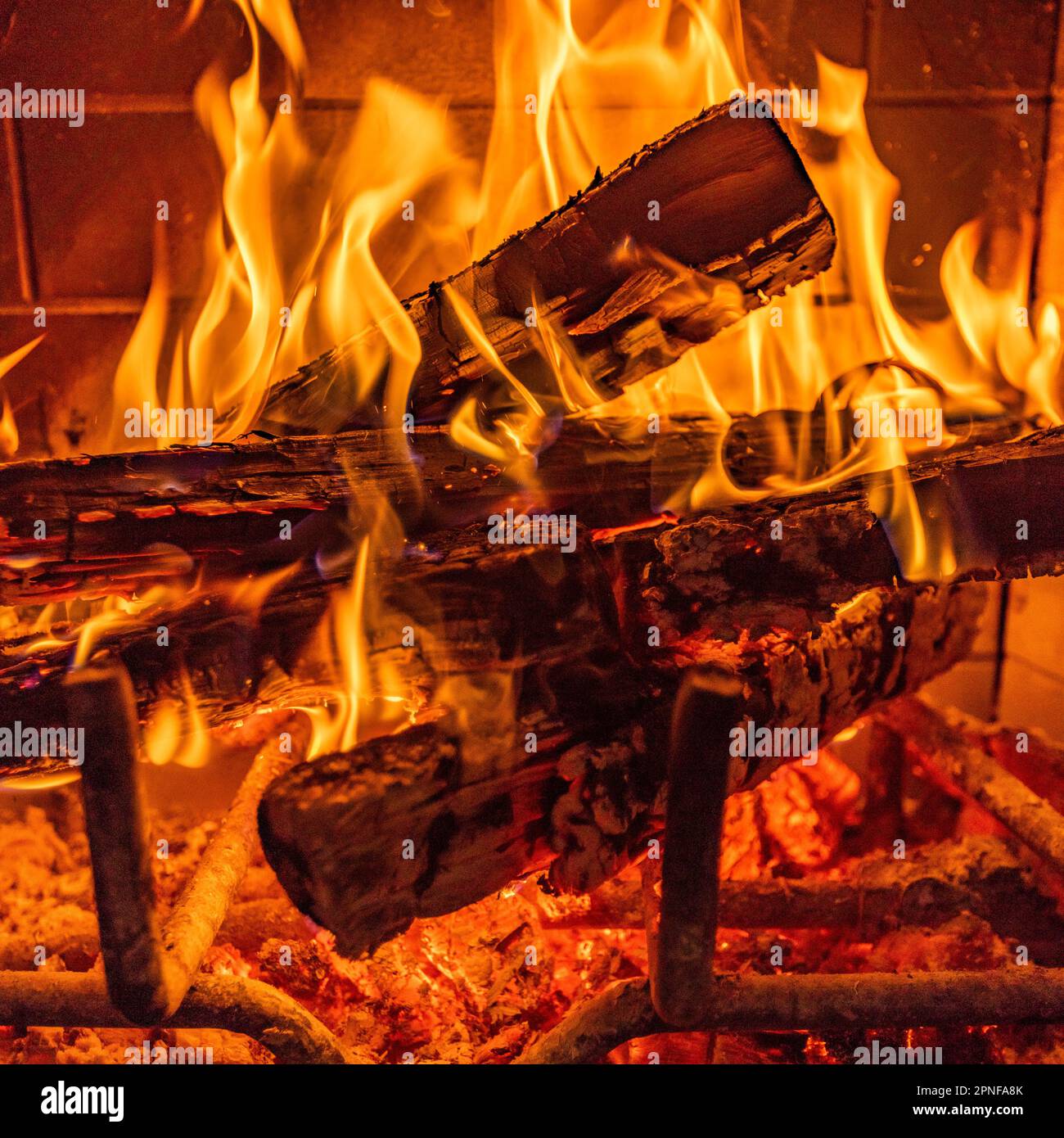 Nahaufnahme des Kamins, der Holz brennt Stockfoto