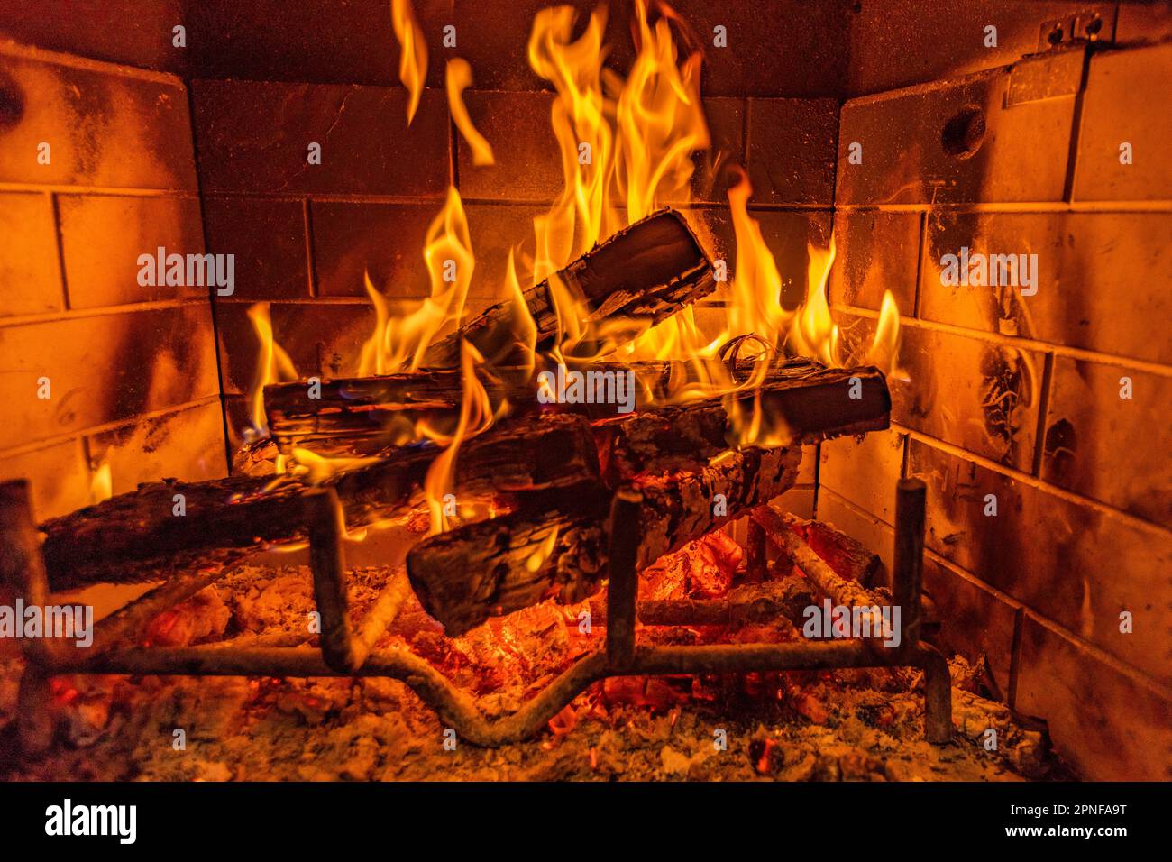 Nahaufnahme des Kamins, der Holz brennt Stockfoto