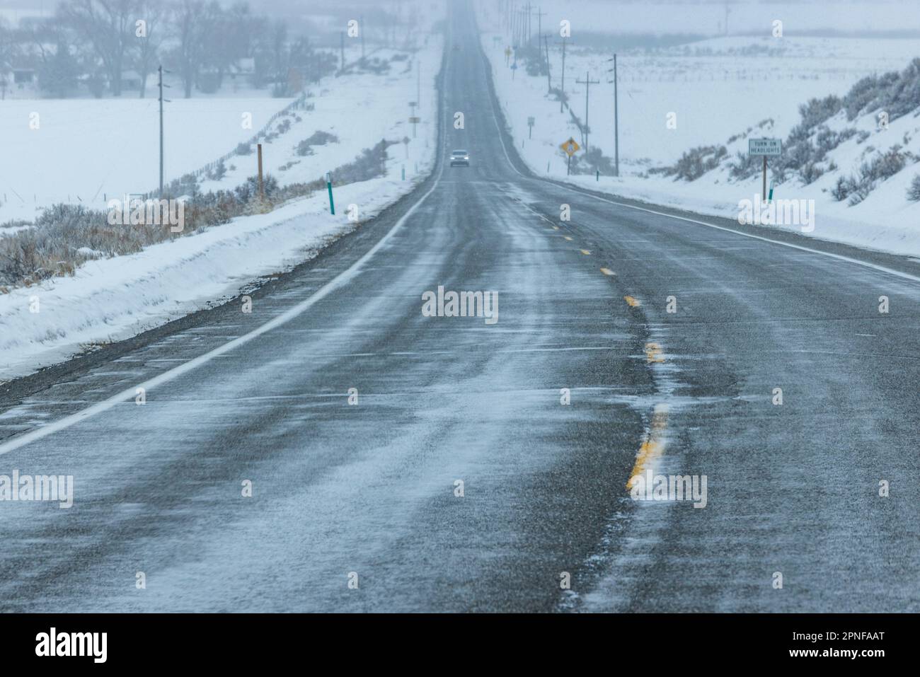USA, Idaho, Bellevue, Auto auf dem Highway 75 im Winter Stockfoto