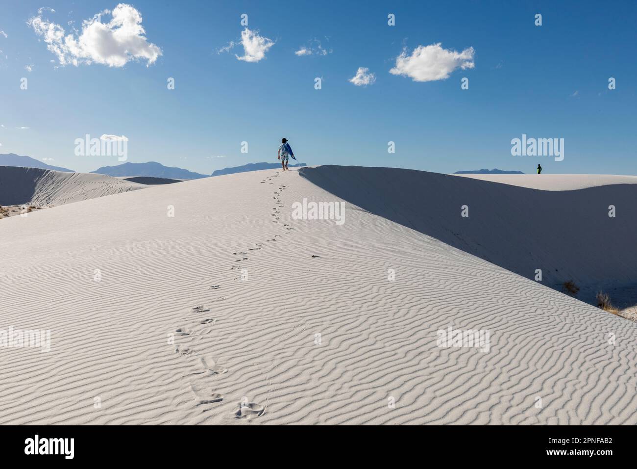 USA, New Mexico, White Sands National Park, Boy (10-11) mit Schlitten in der Wüste Stockfoto