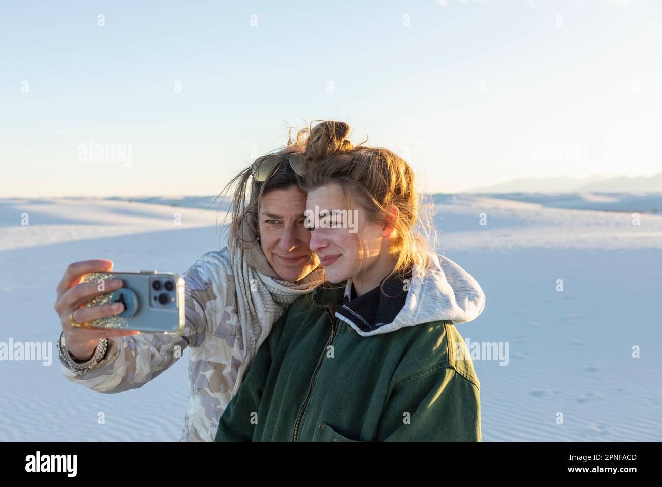 Mutter und Tochter machen Selfie im White Sands Nationalpark Stockfoto