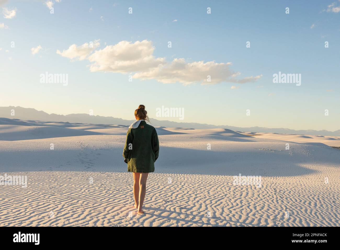 USA, New Mexico, White Sands National Park, Teenage Girl Walking Stockfoto
