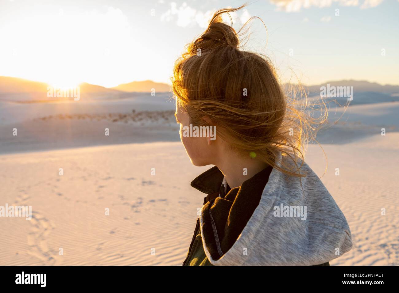 USA, New Mexico, White Sands Nationalpark, Teenage-Mädchen, die den Sonnenuntergang sieht Stockfoto