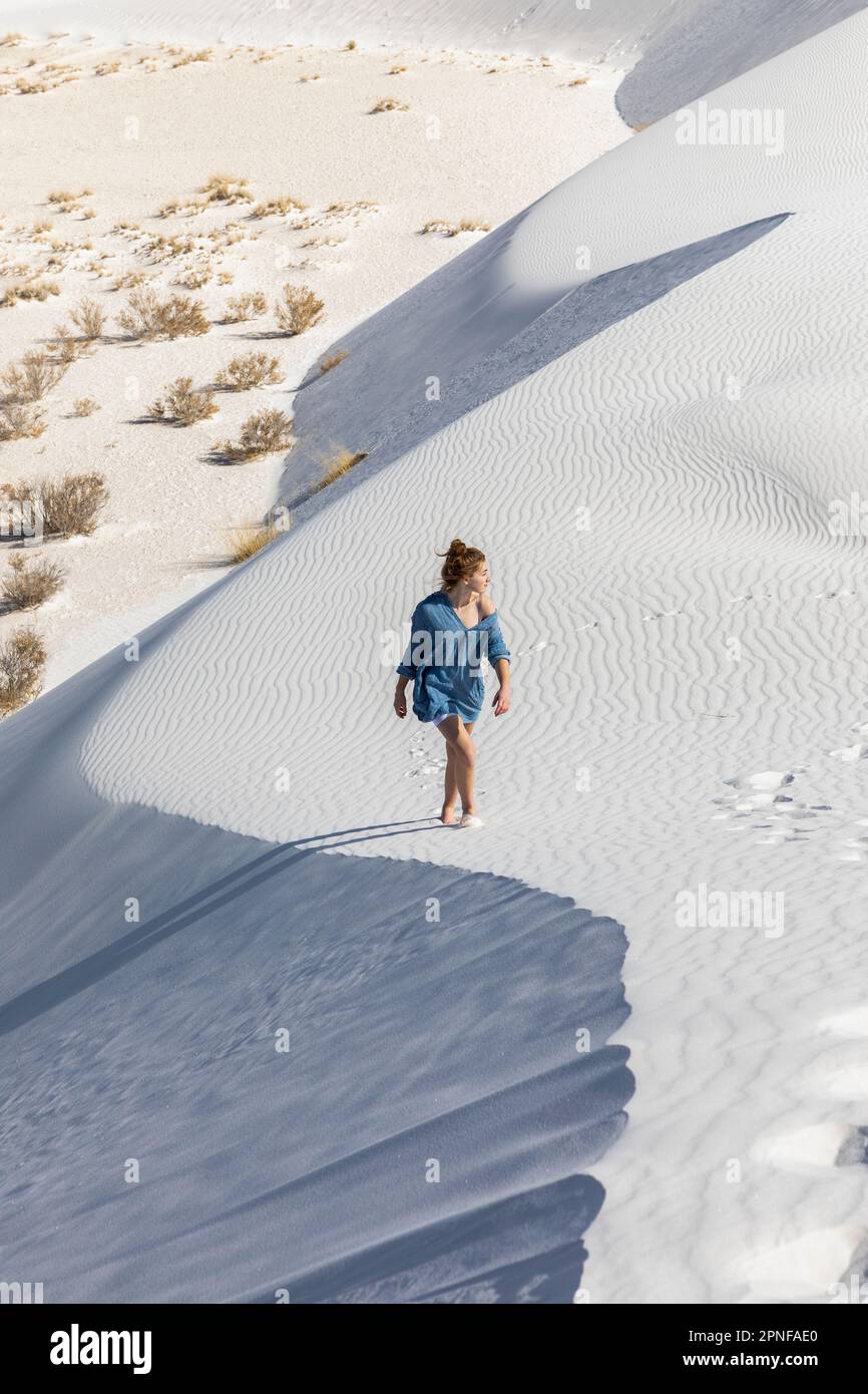 USA, New Mexico, White Sands National Park, Teenage Girl, das auf Sand läuft Stockfoto