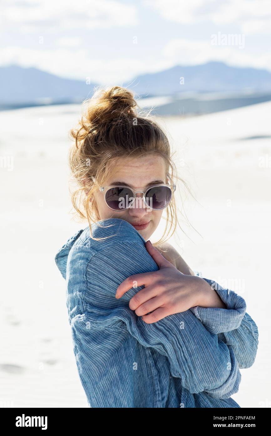 USA, New Mexico, White Sands Nationalpark, Teenage-Mädchen mit Sonnenbrille Stockfoto