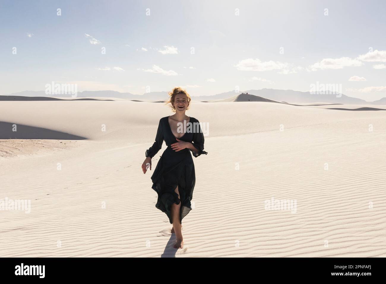 USA, New Mexico, White Sands Nationalpark, lächelndes Teenager Mädchen Stockfoto