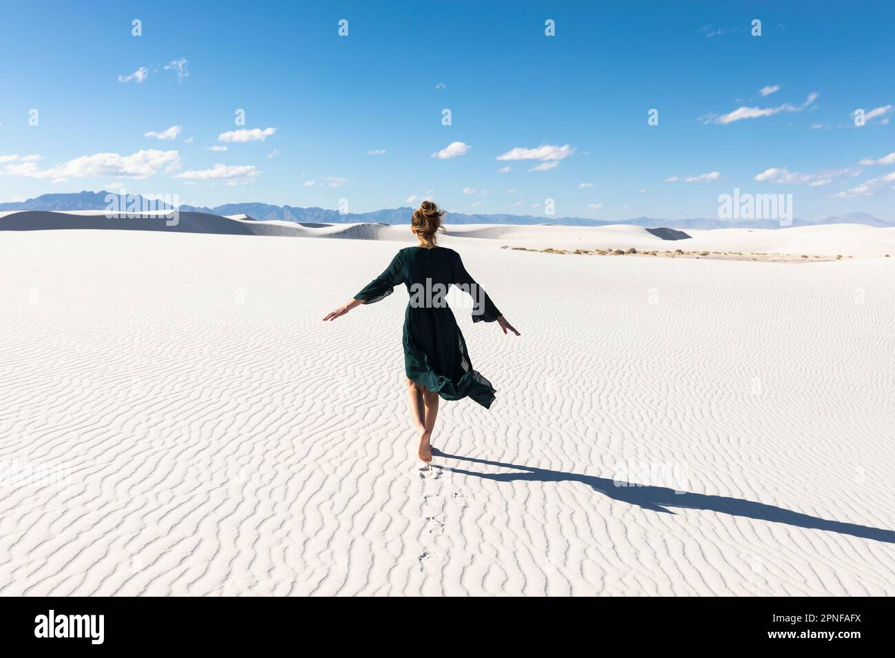 USA, New Mexico, White Sands National Park, Teenage Girl Dancing Stockfoto
