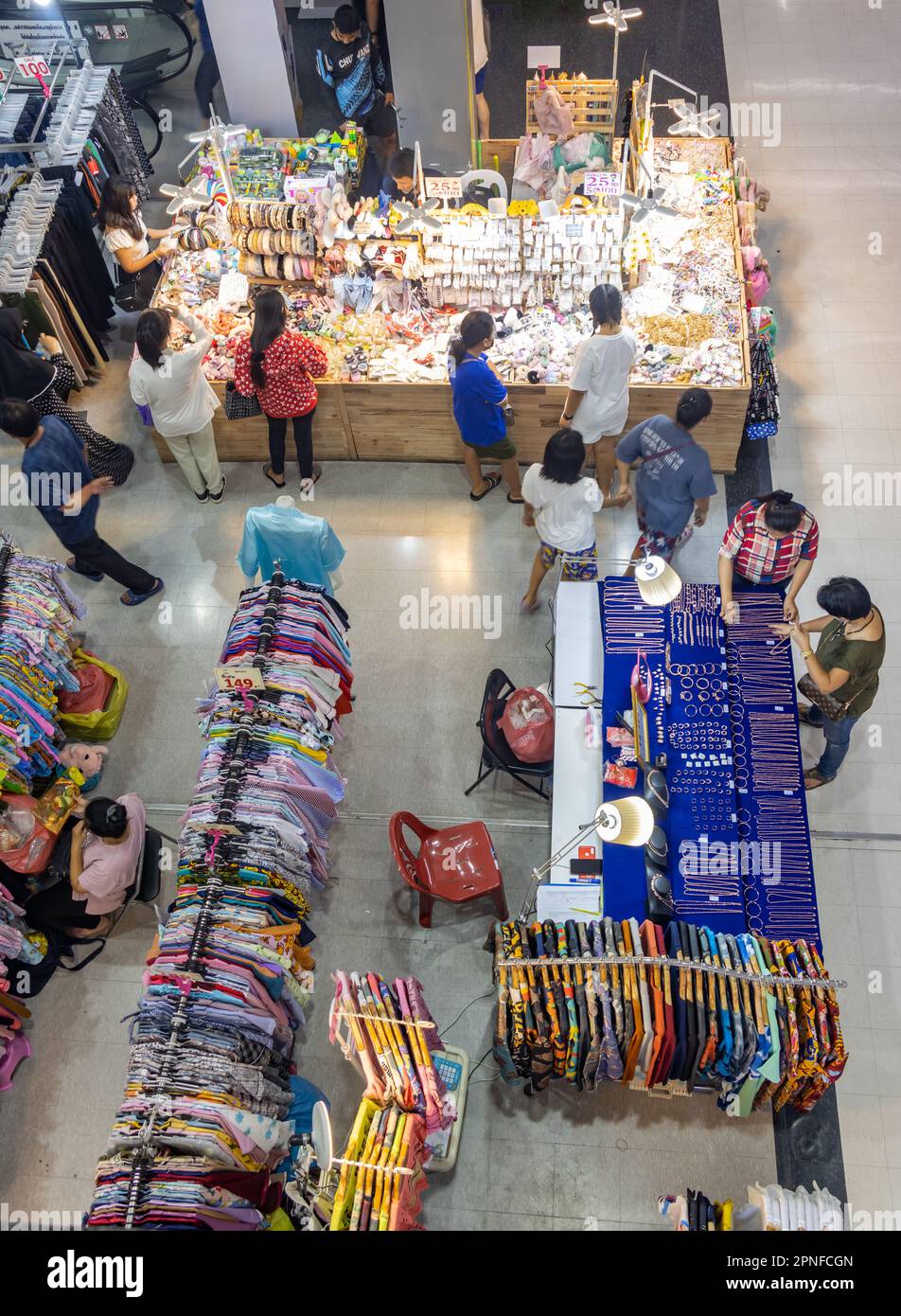 SAMUT PRAKAN, THAILAND, MÄRZ 16 2023, Inneneinrichtung eines Kaufhauses mit Verkaufsständen Stockfoto