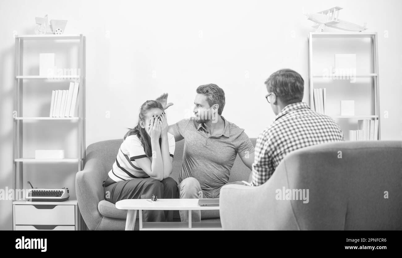 Ein Paar, das beim Psychologen sitzt und Aggressionsprobleme löst, Familienanwalt. Stockfoto