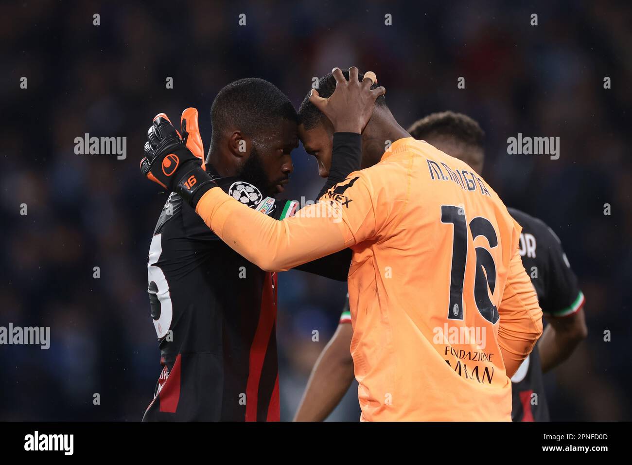 Neapel, Italien, 18. April 2023. Fikayo Tomori von AC Mailand dankt Teamkollege Mike Maignan von AC Mailand, nachdem er während des Spiels der UEFA Champions League im Stadio Diego Armando Maradona, Neapel, einen Elfmeter gegen den Verteidiger gespart hat. Der Bildausdruck sollte lauten: Jonathan Moscrop/Sportimage Stockfoto