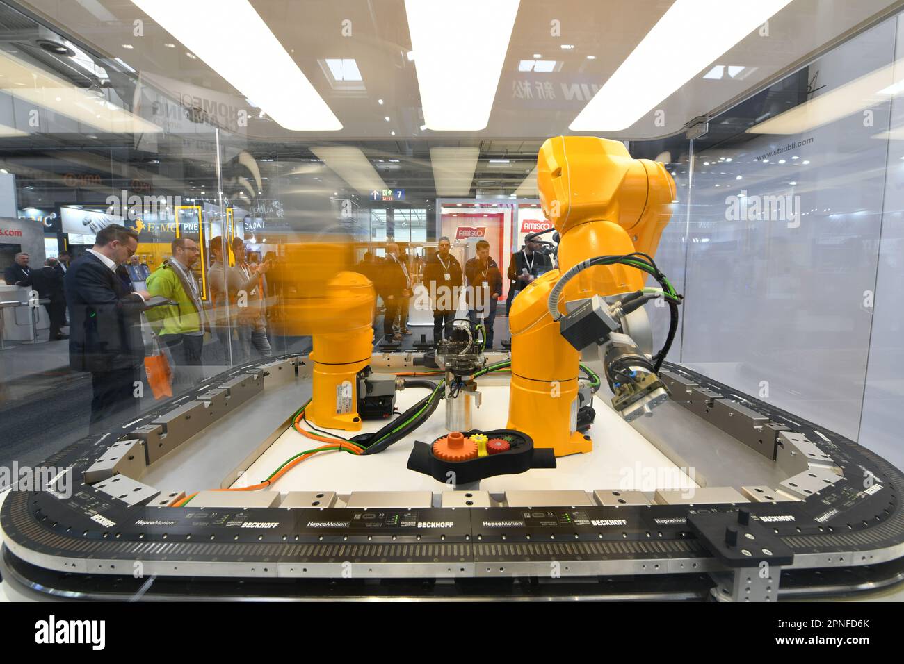 Hannover, Deutschland. 18. April 2023. Am 18. April 2023 werden auf der Hannover Messe in Hannover zwei mechanische Arme ausgestellt. Die führende Messe für Maschinenbau und Elektrotechnik in Deutschland startete am Montag in Hannover mit dem Thema „Industrielle Transformation – macht den Unterschied“. Kredit: Ren Pengfei/Xinhua/Alamy Live News Stockfoto