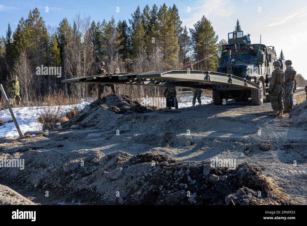 USA Marines mit 2D Kampfingenieurbataillon, 2D. Marine Division, bewegen eine Viper-Brücke während des Viper-Brückentrainings in der Nähe von Ostersund, Schweden, 17. April 2023. Marines werden im Rahmen der Marine Rotational Forces Europe 23,1 nach Norwegen entsandt, die sich auf regionale Einsätze in ganz Europa konzentriert, indem sie verschiedene Übungen, Schulungen für arktische Kälte- und Bergkriegsführung sowie Militär-zu-Militär-Einsätze durchführen, die die Interoperabilität der USA insgesamt verbessern Marinekorps mit Verbündeten und Partnern. (USA Marinekorps Foto von Sergeant Christian M. Garcia) Stockfoto