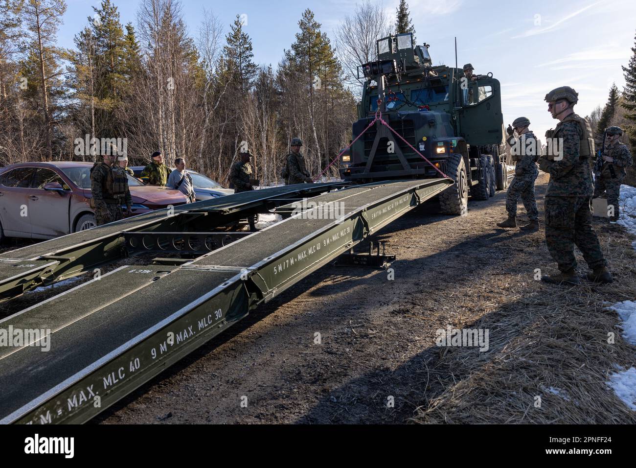 USA Marines mit 2D Kampfingenieurbataillon, 2D. Marine Division, bewegen eine Viper-Brücke während des Viper-Brückentrainings in der Nähe von Ostersund, Schweden, 17. April 2023. Marines werden im Rahmen der Marine Rotational Forces Europe 23,1 nach Norwegen entsandt, die sich auf regionale Einsätze in ganz Europa konzentriert, indem sie verschiedene Übungen, Schulungen für arktische Kälte- und Bergkriegsführung sowie Militär-zu-Militär-Einsätze durchführen, die die Interoperabilität der USA insgesamt verbessern Marinekorps mit Verbündeten und Partnern. (USA Marinekorps Foto von Sergeant Christian M. Garcia) Stockfoto