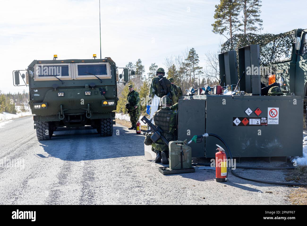 USA Marines mit 2D Kampfingenieurbataillon, 2D. Marine Division, halten an einer schwedischen Armee-Tankstelle während der Tankarbeiten in der Nähe von Ostersund, Schweden, am 17. April 2023. Marines werden im Rahmen der Marine Rotational Forces Europe 23,1 nach Norwegen entsandt, die sich auf regionale Einsätze in ganz Europa konzentriert, indem sie verschiedene Übungen, Schulungen für arktische Kälte- und Bergkriegsführung sowie Militär-zu-Militär-Einsätze durchführen, die die Interoperabilität der USA insgesamt verbessern Marinekorps mit Verbündeten und Partnern. (USA Marinekorps Foto von Sergeant Christian M. Garcia) Stockfoto