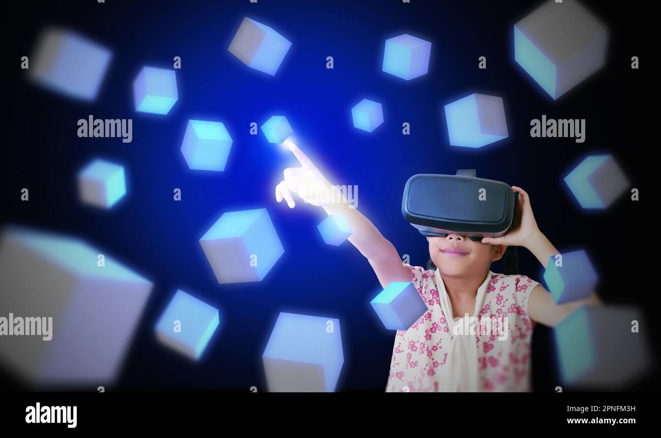 Ein Mädchen mit einer VR-Brille oder einer Brille, die sich nach schwimmenden virtuellen Boxen streckt und diese berührt. Metaverse-Technologie-Konzept. Futuristischer Lifestyle Stockfoto