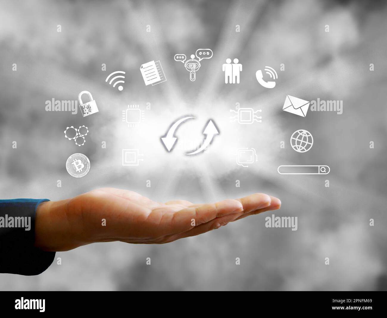 Cloud-Speicher- und Technologiekonzepte mit Aufwärts- und Abwärtspfeilen für den Informationsfluss auf einem wolkigen Hintergrund. Big Data, Cloud-Computing, KI, virtuelles Hosti Stockfoto