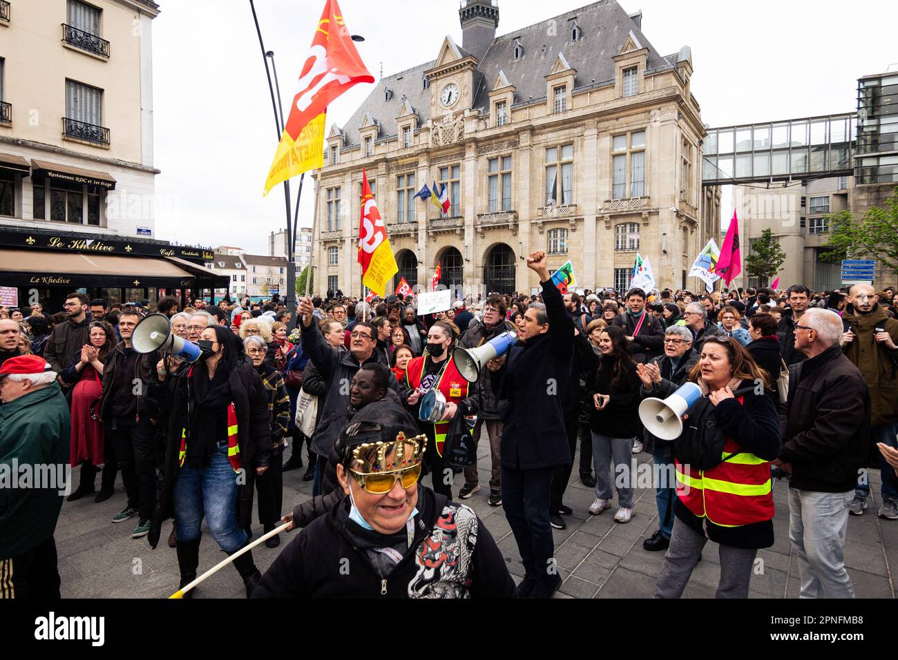 Paris, Frankreich. 18. April 2023. Eine riesige Menge marschiert durch die Straßen, mit Flaggen und Schildern, während sie während der Demonstration Anti-Macron-Slogans durch Megafone singen. Mehr als 300 Menschen versammelten sich heute Abend in Saint-Denis, Paris, wo Emmanuel Macron an einem Konzert in der Ehrenlegion teilnehmen sollte. Der Protest fand auf einem überfüllten Rathausplatz in der Nähe der Basilika von Saint-Denis statt, wo die Autokolonne des Präsidenten auftauchte. Kredit: SOPA Images Limited/Alamy Live News Stockfoto