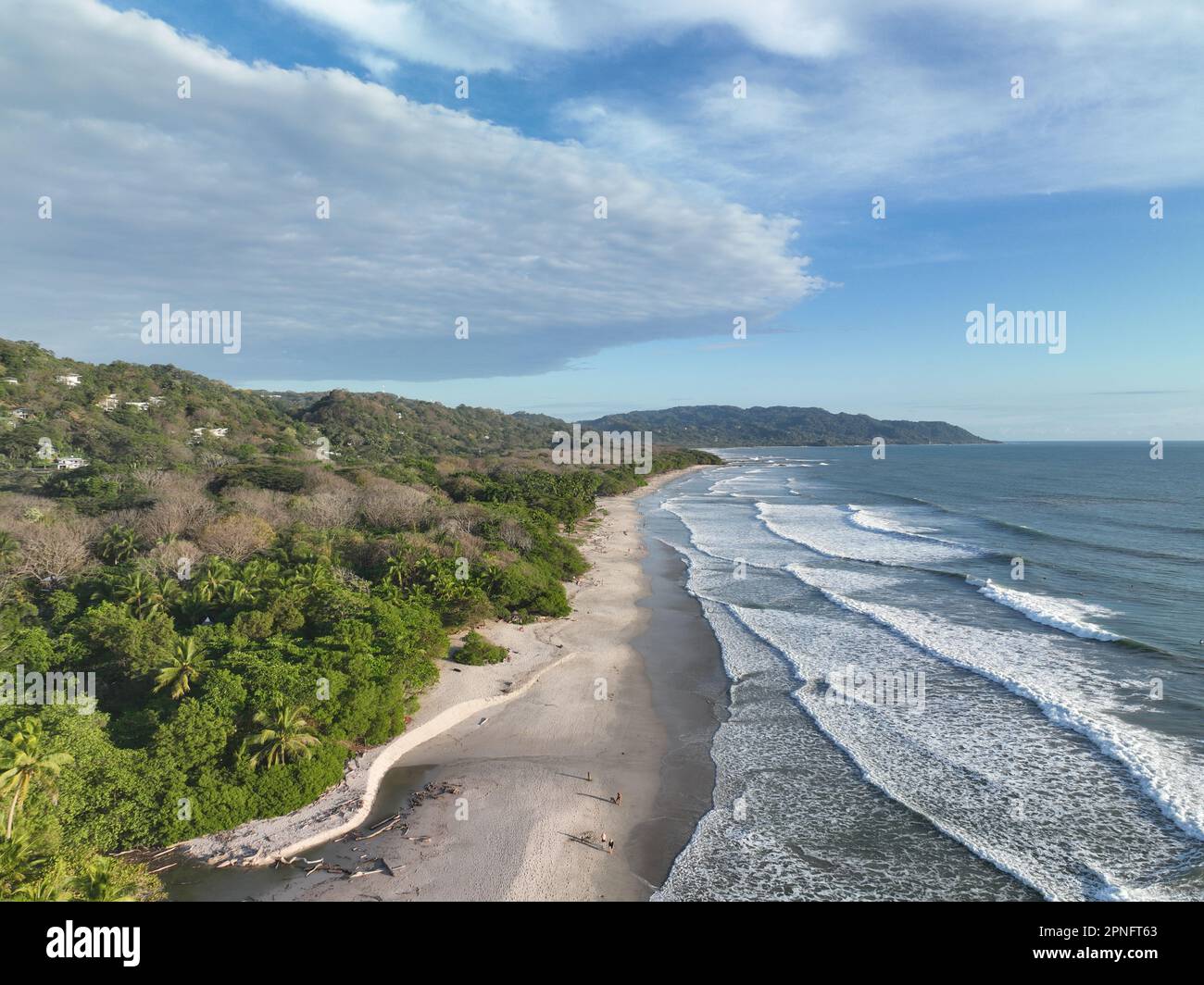 Santa Teresa ist eine entspannte Strandstadt in Costa Rica, bekannt für ihre atemberaubenden Strände, tolle Brandung und entspannte Atmosphäre. Stockfoto
