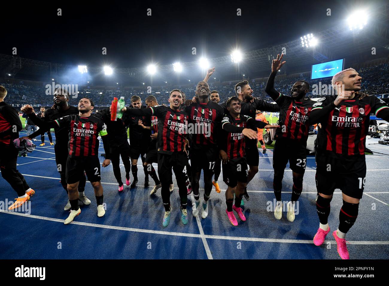 Neapel, Italien. 18. April 2023. Die Spieler des AC Mailand feiern den Sieg nach dem Viertelfinale der UEFA Champions League auf der zweiten Teilstrecke zwischen dem AC Mailand und Neapel am 18. April 2023 in Neapel, Italien. Kredit: Daniele Mascolo/Xinhua/Alamy Live News Stockfoto