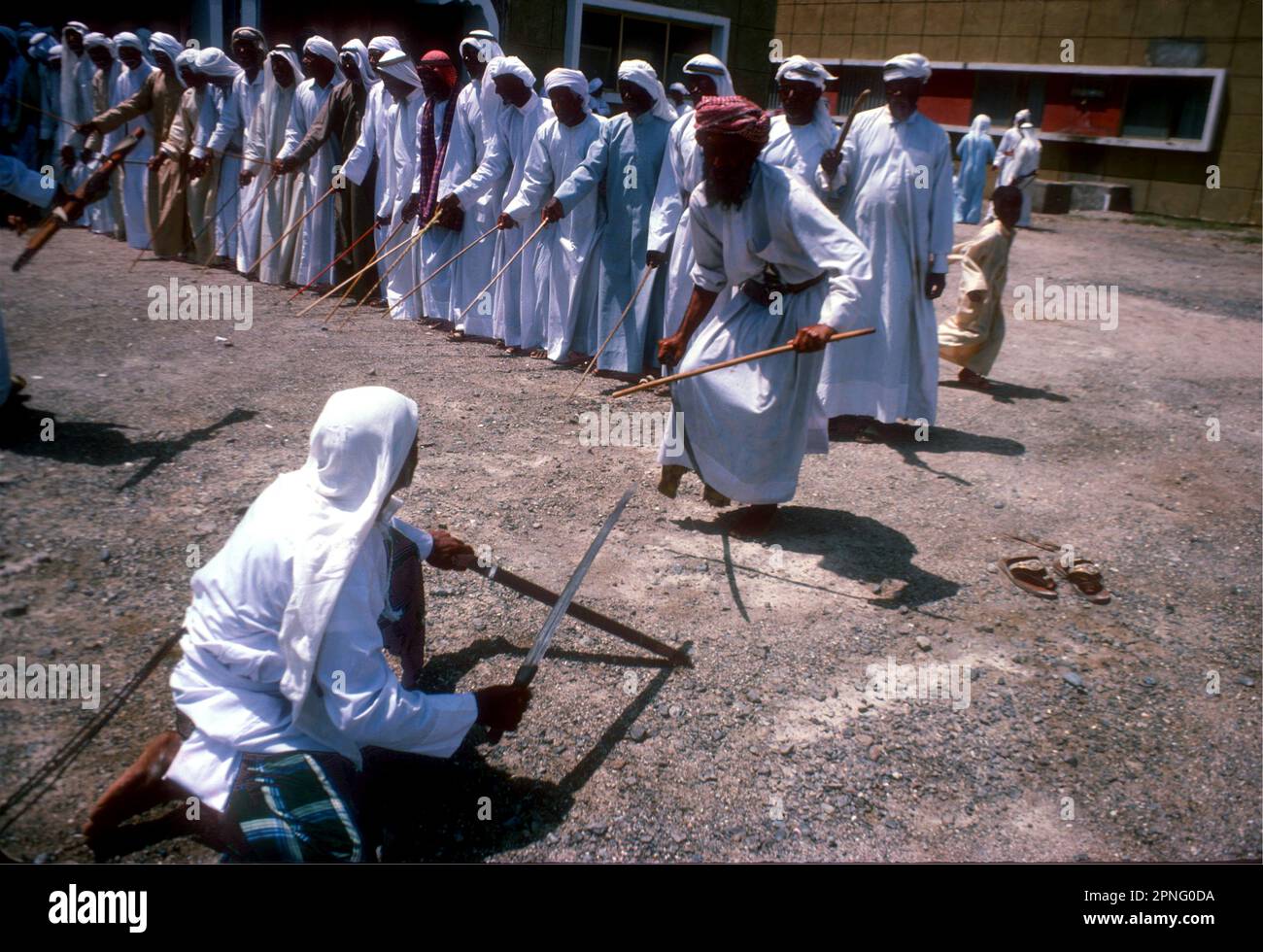 Arabische Stammesangehörige tanzen vor dem Herrscherpalast in Fujairah, um das erste Hotel, das Hilton, im Jahr 1978 zu feiern Stockfoto