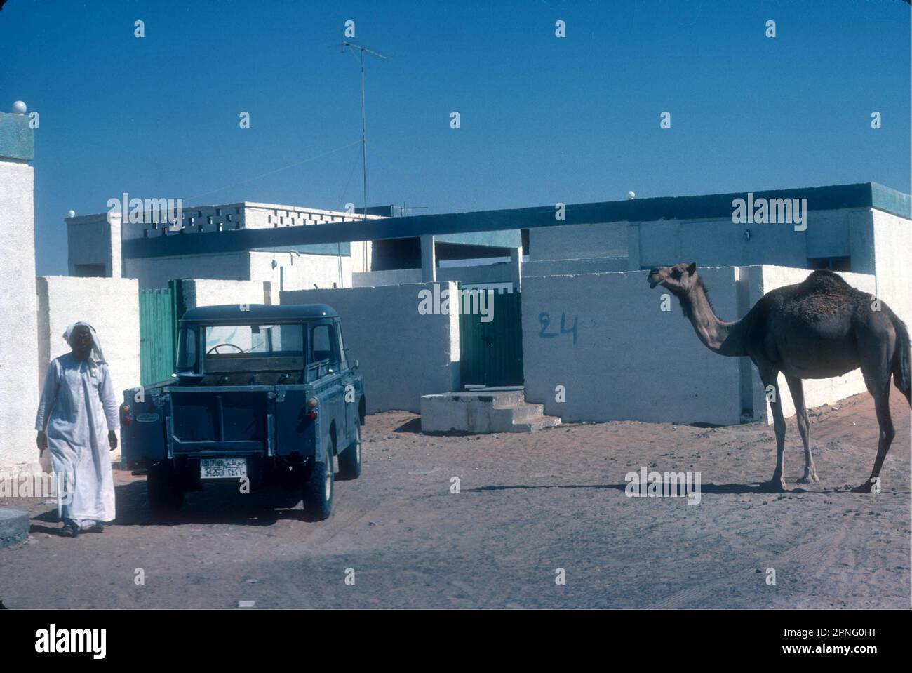 Abu Samrah, Beduinen-Dorfbewohner mit Haus, Auto und Kamel, Abu Dhabi, 1976 Stockfoto