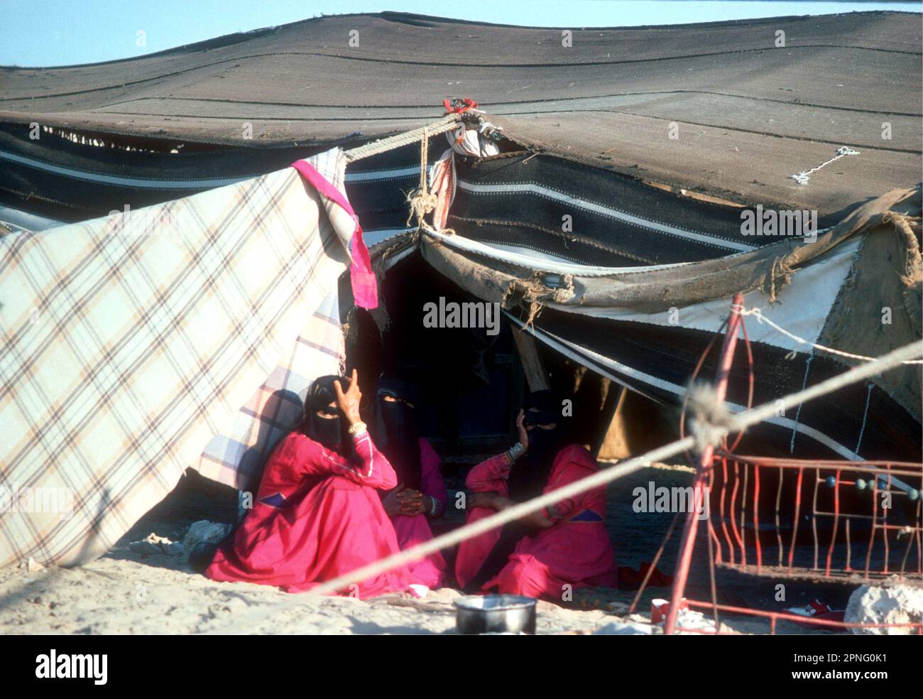 Drei Beduinenfrauen in ihrem Zelt, Katar, 1975 Stockfoto