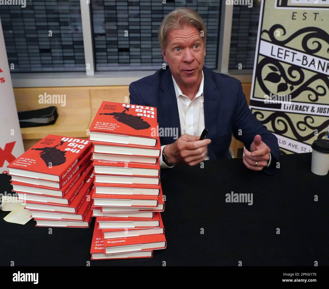 St. Louis, Usa. 18. April 2023. Major Garrett, Chefkorrespondent von Washington bei CBS News, spricht mit Fans auf einer Buchtour, während er am Dienstag, den 18. April 2023, in University City, Missouri, sein neues Buch „The Big Truth“ signiert. Foto: Bill Greenblatt/UPI Credit: UPI/Alamy Live News Stockfoto