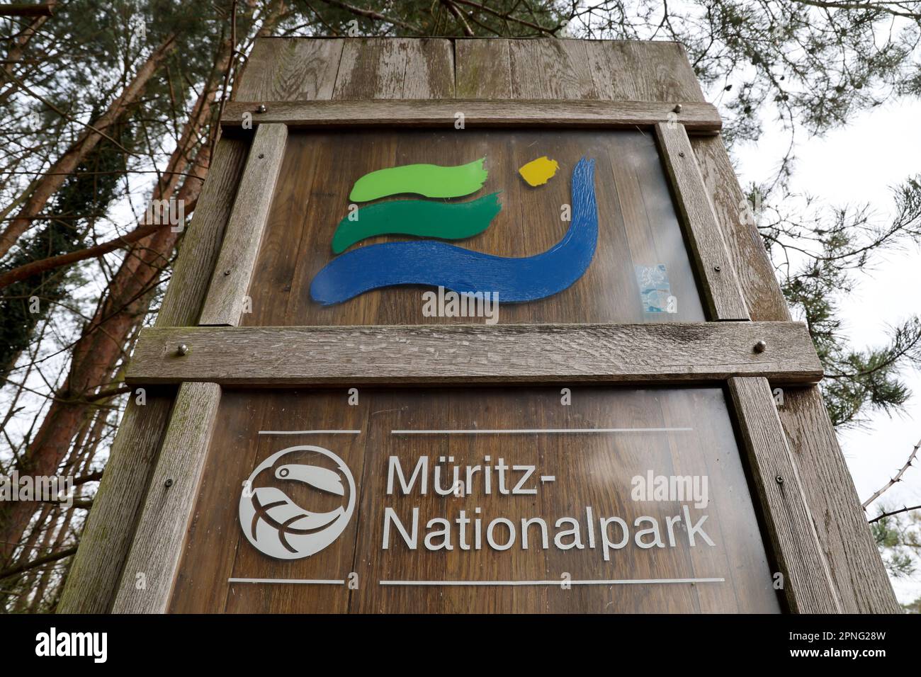 Boek, Deutschland. 18. April 2023. Am Eingang zum Müritz-Nationalpark steht ein Schild. Ziel ist es, den Naturtourismus im 320 Quadratkilometer großen Müritz-Nationalpark weiter zu fördern. Nach eigenen Angaben ist das Schutzgebiet der größte Waldnationalpark Deutschlands und etwa so groß wie die Münchner Region. Kredit: Bernd Wüstneck/dpa/Alamy Live News Stockfoto