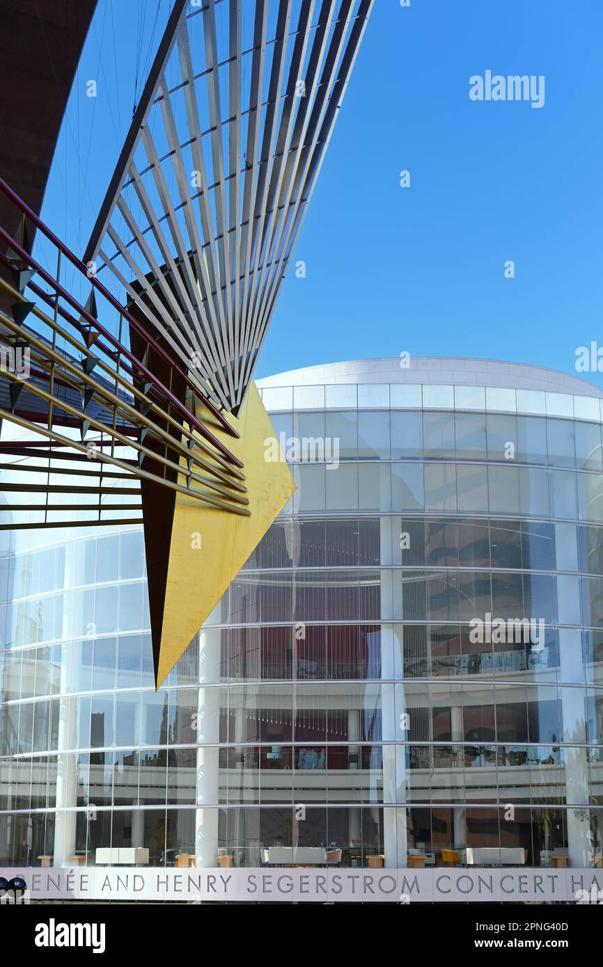 COSTA MESA, KALIFORNIEN - 3. April 2023: Feuervogel-Skulptur in der Segerstrom Hall mit Blick auf die Konzerthalle. Stockfoto