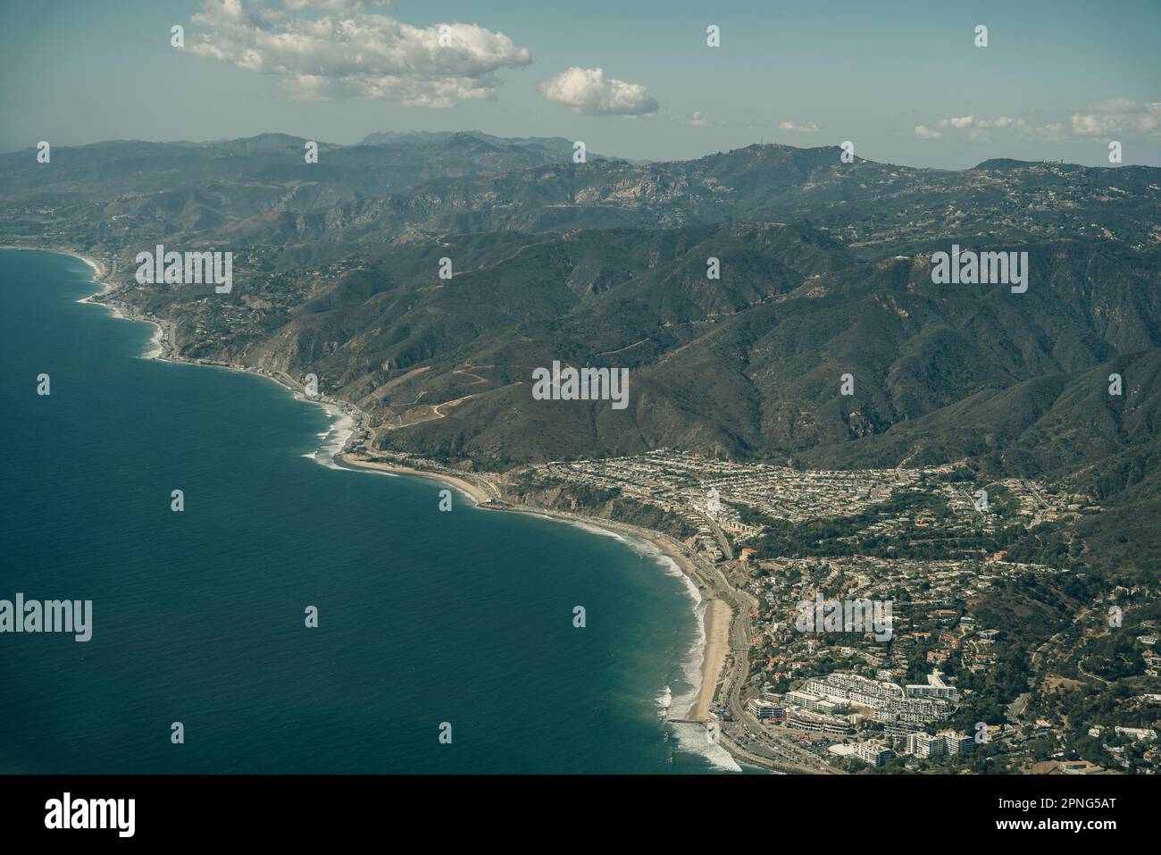 Der Leo Carrillo State Park und der Pacific Coast Highway in Malibu, Kalifornien, aus der Vogelperspektive. Hochwertiges Foto Stockfoto