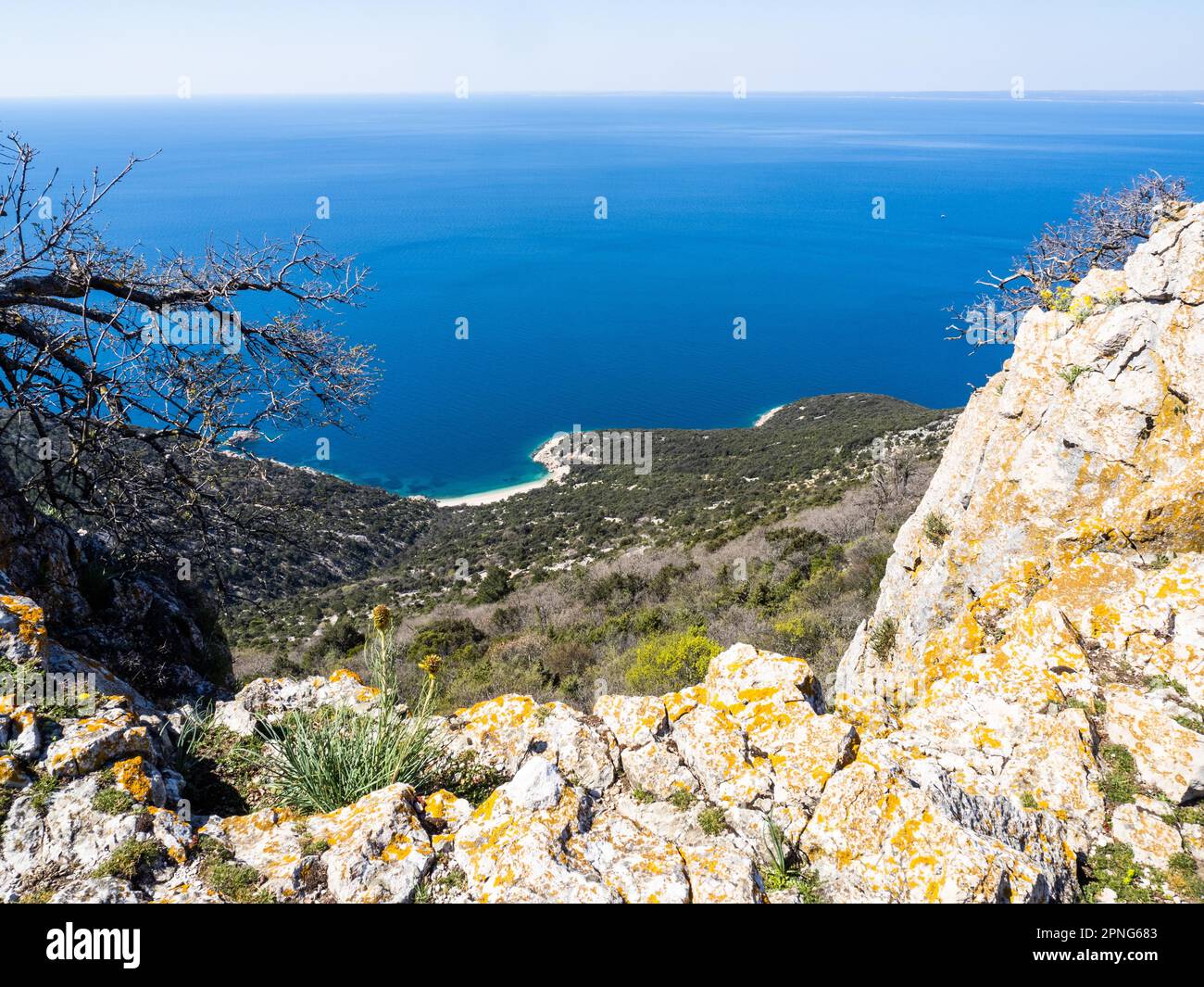 Blick auf das blaue Meer und den Sandstrand, Lubenice, die Insel Cres, die Bucht von Kvarner, Kroatien Stockfoto