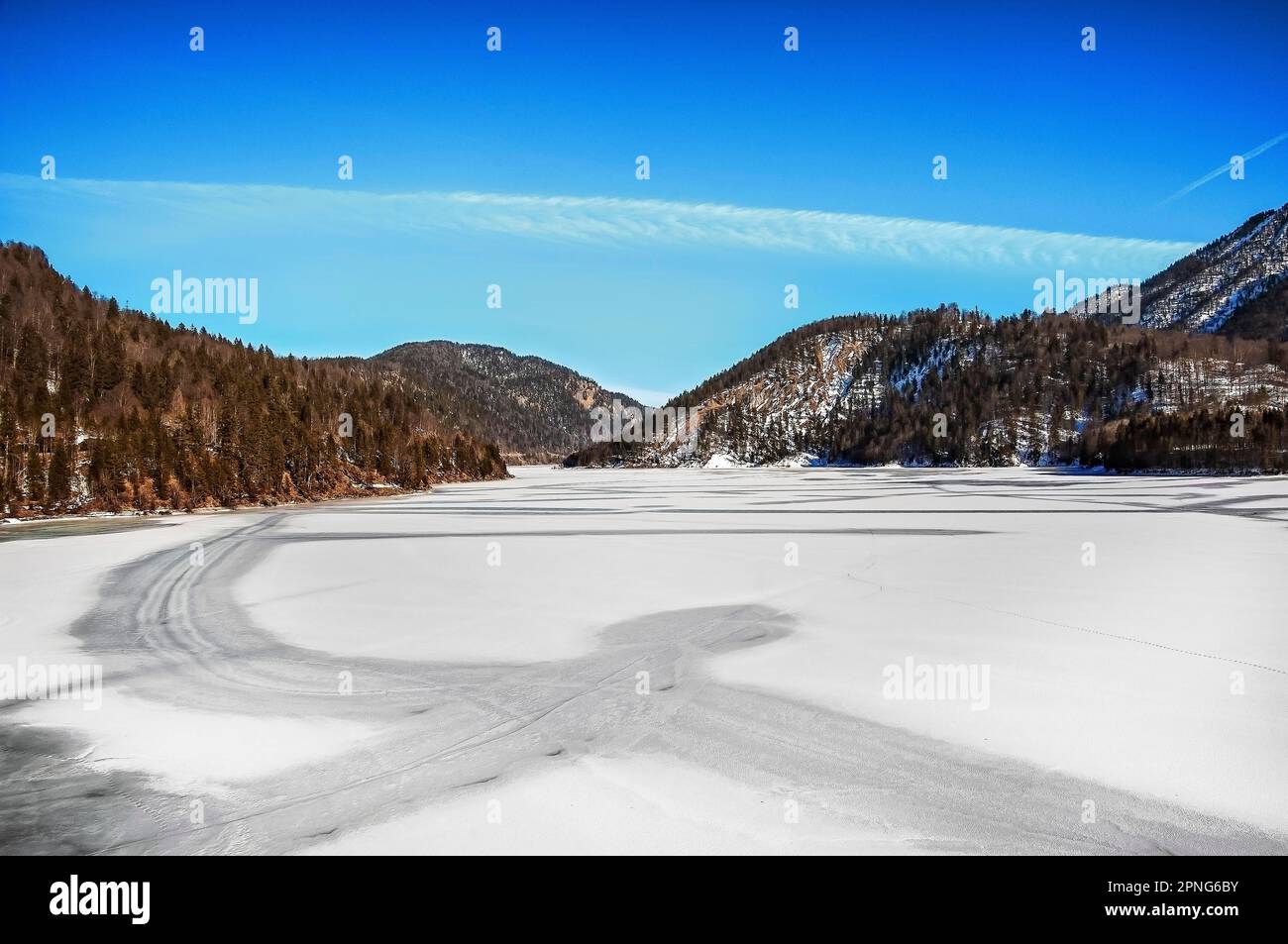 Eisfläche mit Wasserkanälen, Sylvenstein-Reservoir, Sylvensteinstausee, Sylvensteinsee, Bayern, Deutschland Stockfoto