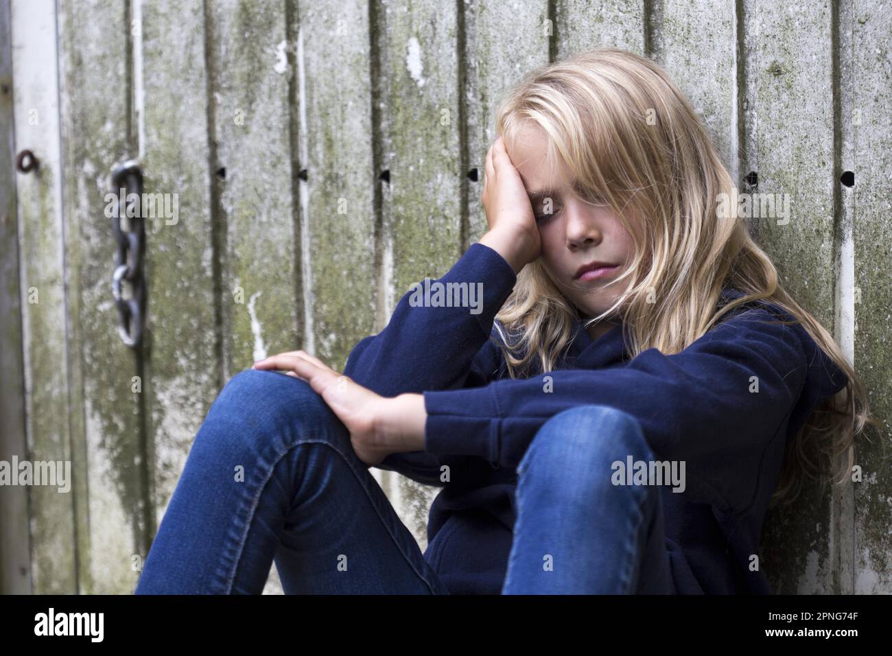 Mädchen (10) ist müde, Kiel, Schleswig-Holstein, Deutschland Stockfoto